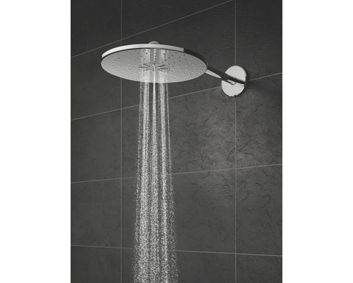 Regendusche mit Wasserstrahl an einer Badezimmerwand