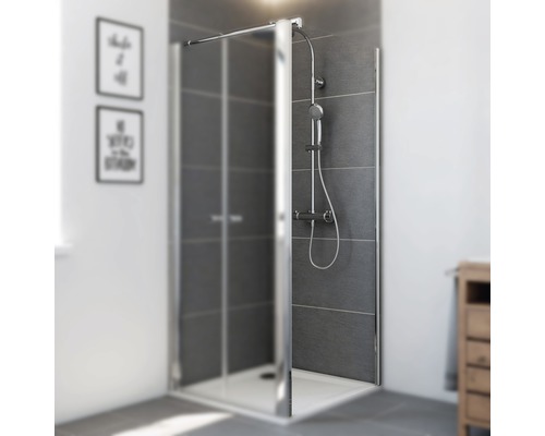 Duschkabine mit Duschtasse und Duscharmatur im Badezimmer
