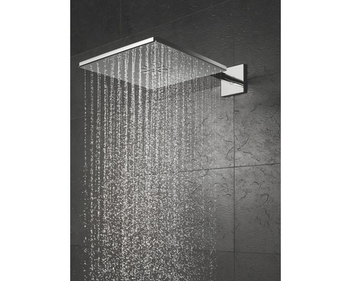 Quadratischer Duschkopf mit Wasserstrahl