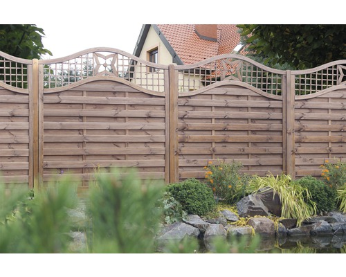 Holzzaun mit dekorativem Gittereinsatz für den Garten