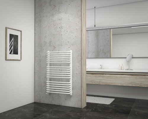 Badezimmer mit Heizkörper, Waschtisch und Spiegel