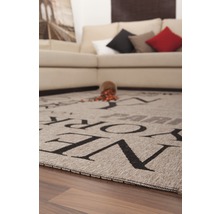 Teppich mit Städte-Motiv vor einem Sofa