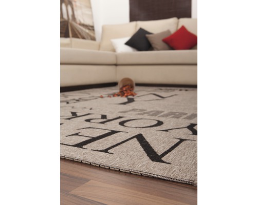 Teppich mit Städte-Motiv vor einem Sofa