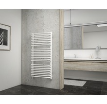 Badezimmer mit Heizkörper, Waschbecken und Spiegel