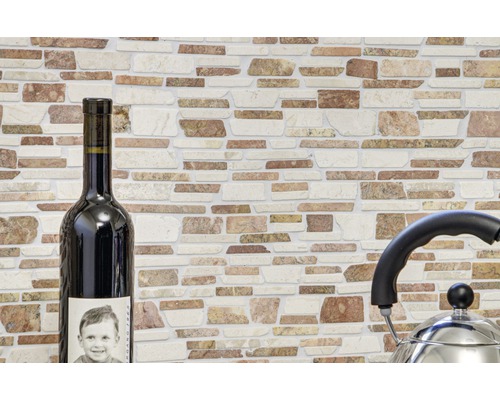 Wandfliesen mit Steinoptik, Weinflasche und Wasserkessel