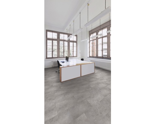 Büro mit grauen Vinylbodenfliesen, Schreibtisch und großen Fenstern