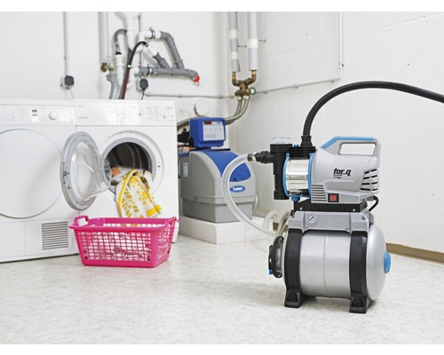 Hauswasserwerk im Hauswirtschaftsraum neben Waschmaschine und Enthärtungsanlage