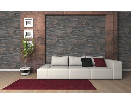 Wohnzimmer mit Sofa, Teppich und Ziegelwand