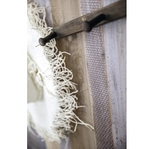 Handtuchhalter aus Holz mit einem Handtuch