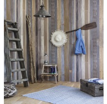 Dekoratives Interieur mit Holzvertäfelung, Leiter, Lampe und Teppich für eine gemütliche Raumatmosphäre