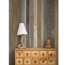 Dekorative Wandgestaltung mit Holzpaneelen, ergänzt durch Kommode, Lampe und Büste.