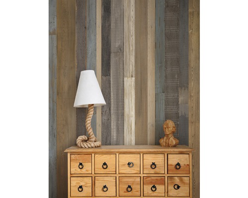 Dekorative Wandgestaltung mit Holzpaneelen, ergänzt durch Kommode, Lampe und Büste.