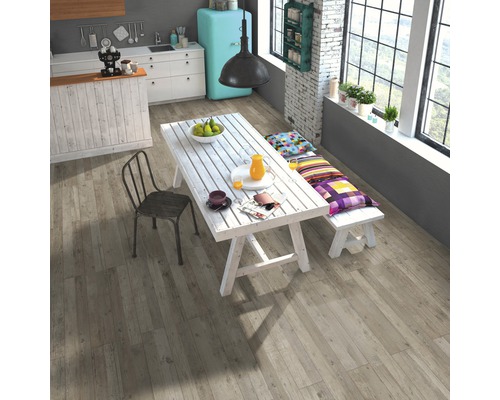 Heller Wohnraum mit Holzboden, Esstisch und Sitzgelegenheit