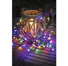 Dekoration mit Holzlaterne, Kerze und Lichterkette auf Holztisch