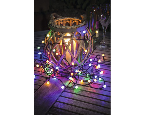 Dekoration mit Holzlaterne, Kerze und Lichterkette auf Holztisch