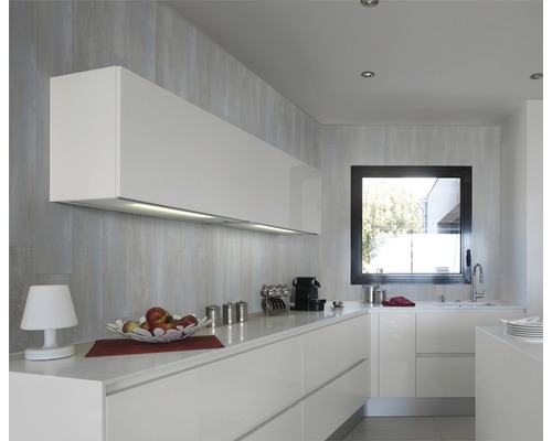 Helle Küche mit weißen Schränken, Arbeitsplatte und Fenster