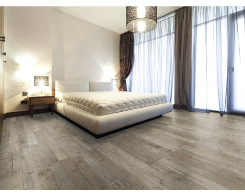 Schlafzimmer mit Bett, Nachttisch und Holzboden