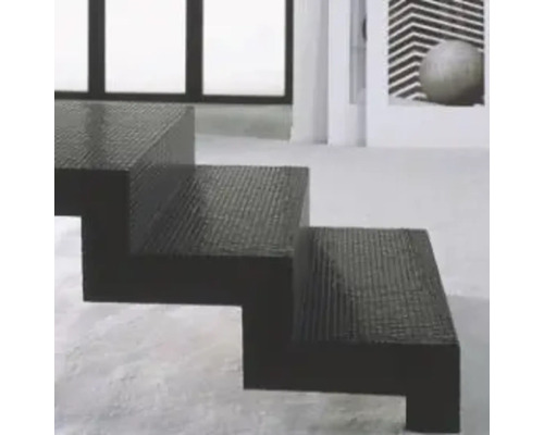 Freitragende Treppe aus Holz im Innenbereich