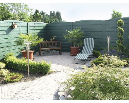 Gartenanlage mit Sichtschutzzaun, Gartenbank, Liegestuhl und Pflanzen