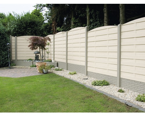 Gartenszene mit Sichtschutzzaun aus Kunststoffelementen