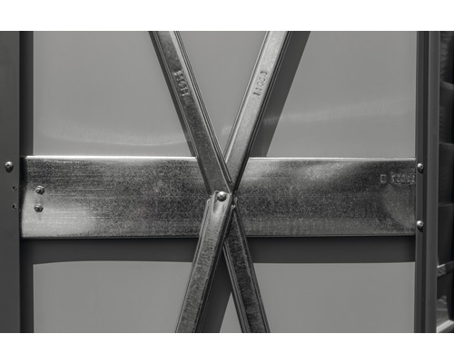 Detailansicht eines Regalsystems mit metallenen Verstrebungen und Schrauben.