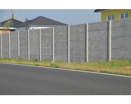 Lärmschutzwand aus Beton entlang einer Straße