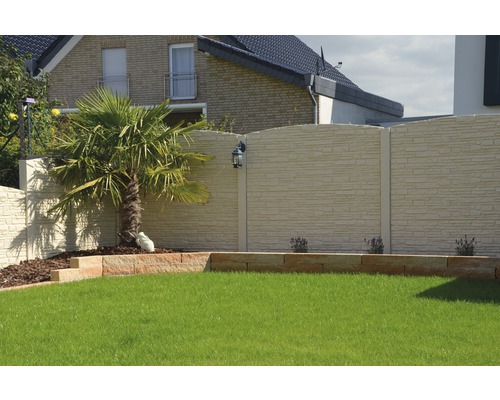 Garten mit Sichtschutzzaun, Rasenfläche und kleinem Baum