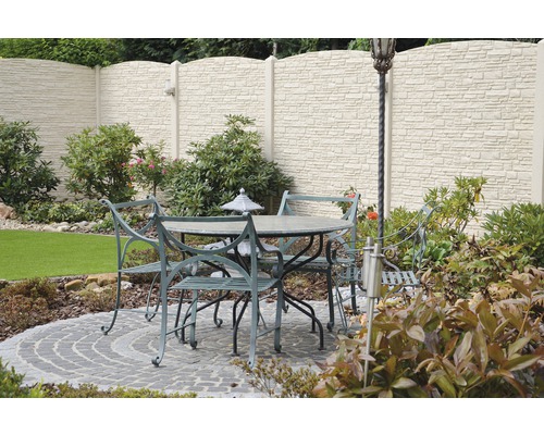 Garten mit Betonzaun, Gartentisch und Stühlen