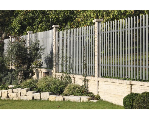 Gartenzaun aus Metall mit Steinsäulen und Pflanzen