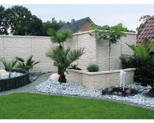 Gartenszene mit Sichtschutzzaun, Pflanzen und Dekoration