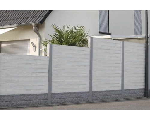 Betonzaun mit Holzstruktur und grauer Basis im Außenbereich.
