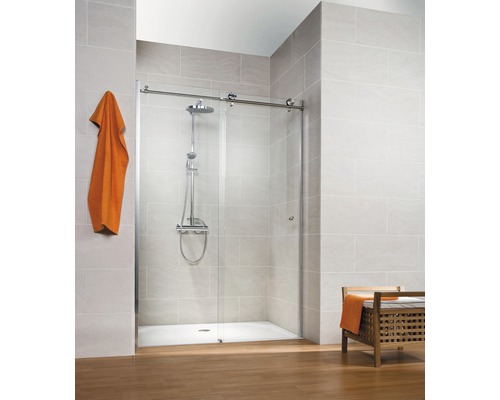 Duschtür in Nische mit Gleittür/Schiebetür SCHULTE MasterClass ExpressPlus 140 cm Profil chrom Klarglas schmutzabweisende Glasbeschichtung Türanschlag links Begehbare Dusche mit Glasschiebetür, Duschkopf und Handtuch