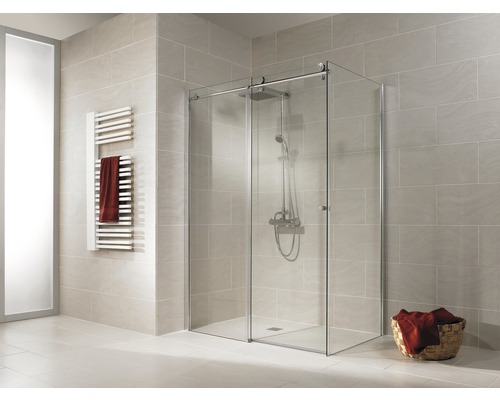 Duschtür mit Seitenwand mit Gleittür/Schiebetür SCHULTE MasterClass ExpressPlus 140 x 90 cm Profil chrom Klarglas schmutzabweisende Glasbeschichtung Türanschlag links Seitenwandanschlag rechts Badezimmer mit Duschkabine aus Glas, Handtuchheizkörper und Korb mit Handtüchern