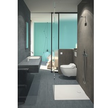 Modernes Badezimmer mit Toilette, Dusche, Waschbecken und türkisfarbener Wand