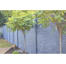 Gartenzaun mit Steinoptik und Bäumen