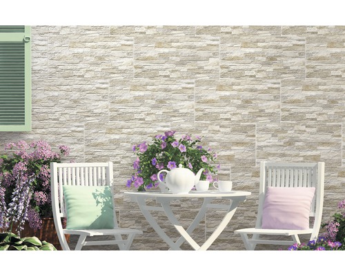 Szene mit Bodenfliesen in Steinoptik, Tisch und Stühlen auf einer Terrasse