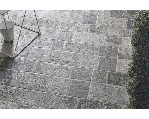 Bodenfliesen im Steinlook verlegt