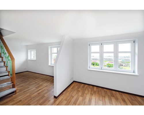 Heller Raum mit Holzfußboden, Treppe und weißen Fenstern.
