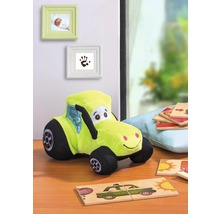 Dekorative Szene mit Plüschauto, Puzzles und Bildern an der Wand