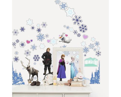 Wandgestaltung mit Eiskönigin Motiven und Schneeflocken auf einer Kommode