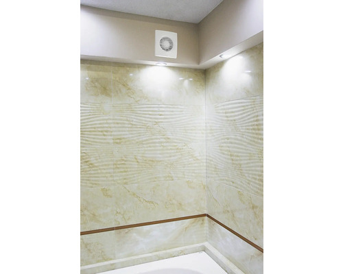 Badezimmer mit Wandfliesen, Badewanne und Lüfter