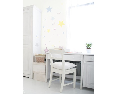 Helles Kinderzimmer mit Schreibtisch, Stuhl und Sternen Wandtattoo