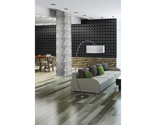 Wohnzimmer mit Sofa, Stehlampe und gemusterter Tapete