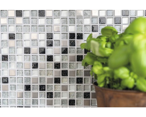 Mosaikfliesen mit quadratischen Glassteinen