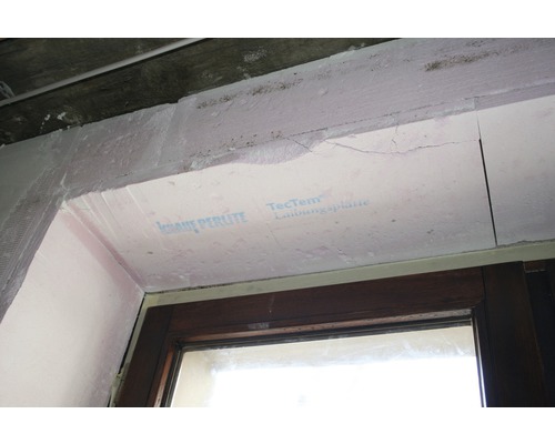 Detailansicht einer montierten Innendämmplatte am Fenster