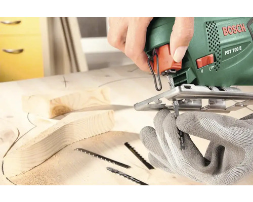 Bosch Stichsäge beim Holzsägen mit Handschuhen und Sägeblättern