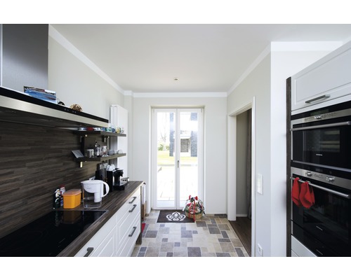 Kücheneinrichtung mit Dunstabzugshaube, Regalen und Elektrogeräten