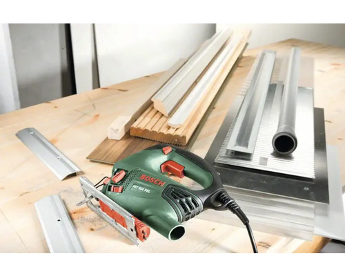 Bosch Stichsäge mit verschiedenen Materialien auf einem Tisch