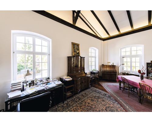 Helles Arbeitszimmer mit Schreibtischen, Holzmöbeln, Teppich und großen Fenstern