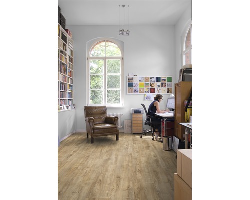 Heller Arbeitsraum mit Bücherregal, Sessel und Laminatboden